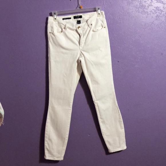 Woman’s white Nine West ankle jeans - Picture 1 of 3